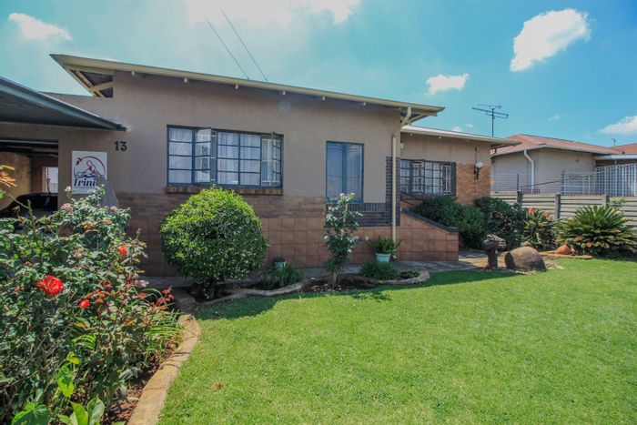 Versatile 3-bedroom house in Gerdview with flatlet, lapa, and office space. For Sale.