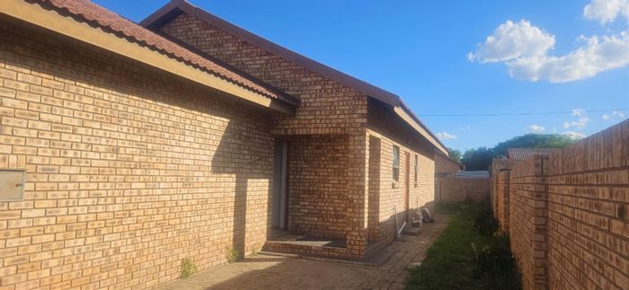 Cassandra House For Sale: 3 bedrooms, double garage, low-maintenance garden, secure living.