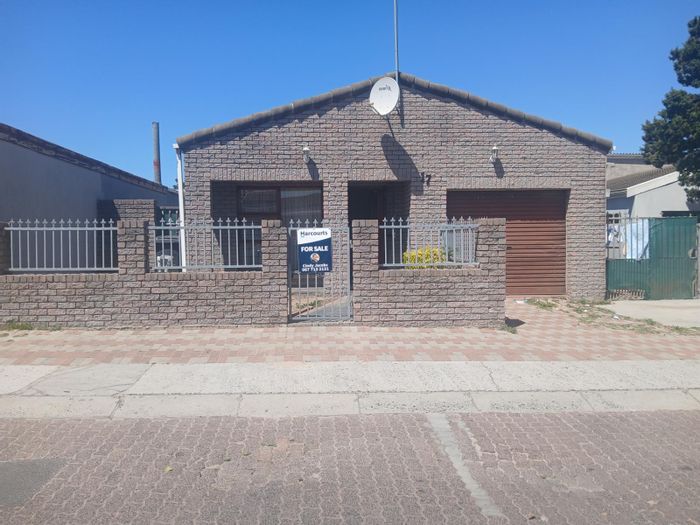 For Sale: House in Silversands with 3 bedrooms, garage, and spacious living areas.