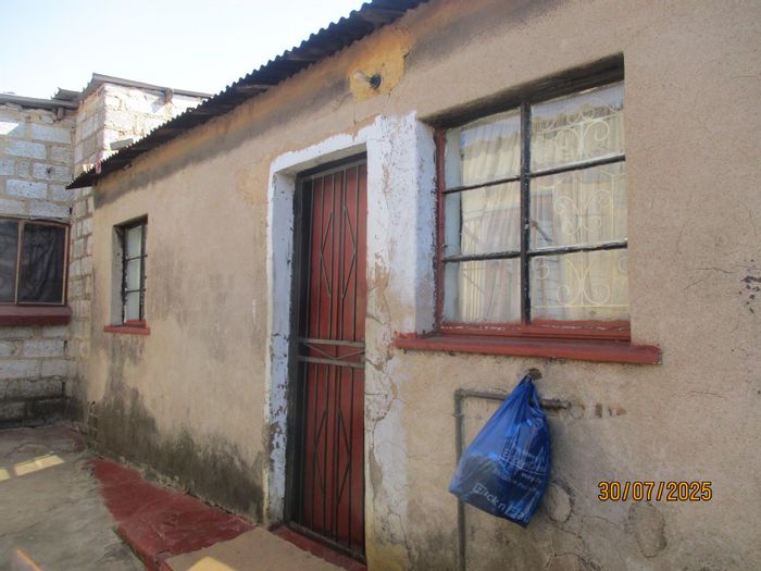For Sale: 8-bedroom house in Emoyeni, ideal for multi-tenancy or family living.