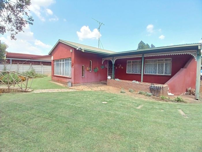 For Sale: House in Sasolburg Ext 12 with garden, gym, garage, and borehole.
