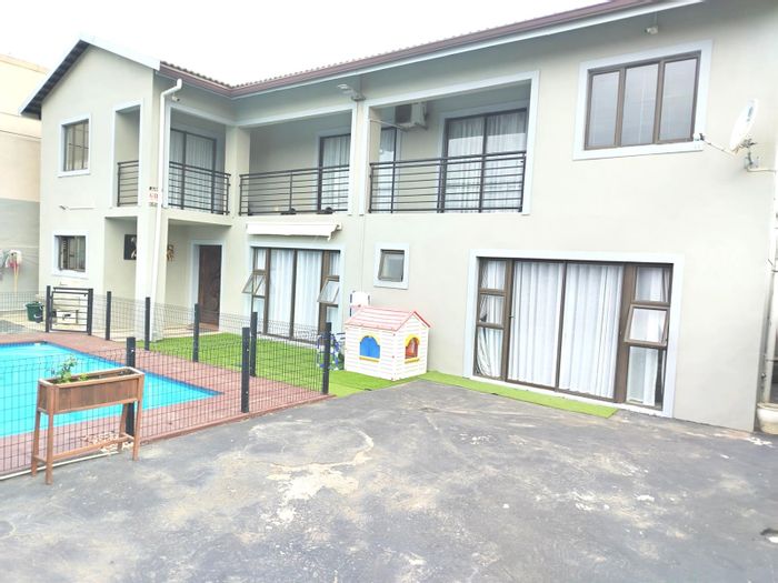 For Sale: 3-Bed House in Rainham with pool, CCTV, and open-plan living.