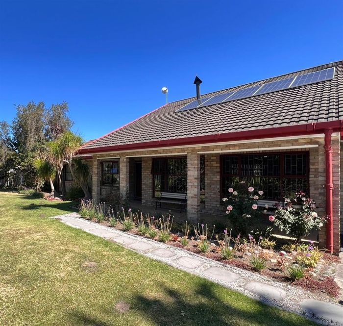 4-Bedroom House For Sale in Humansdorp Central with indoor braai and solar system.