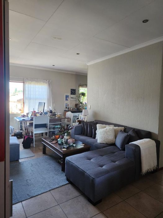 Fourways Apartment To Rent: 1 Bed, Pool, Squash Courts, Walking Trails.