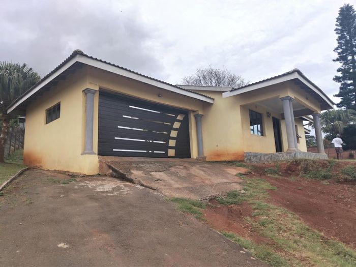 3-Bedroom House in Richem For Sale: Secure gate, double garage, open-plan living.