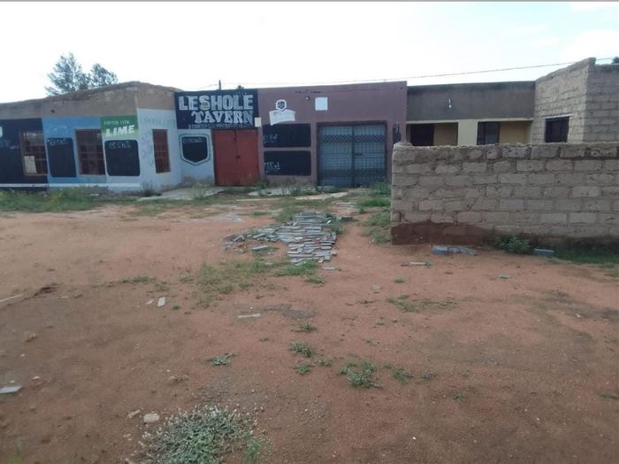 For Sale: House in Mankweng with 5 bedrooms, ideal for student rentals.