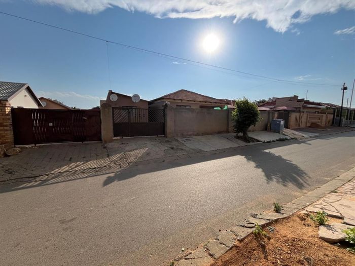 For Sale: House in Mmesi Park with 3 bedrooms, yard, and parking spaces.