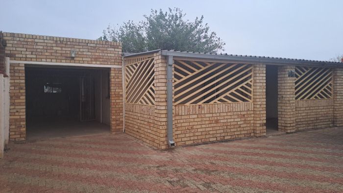 For Sale: Homevale House with open plan living, large garage, and fenced yard.