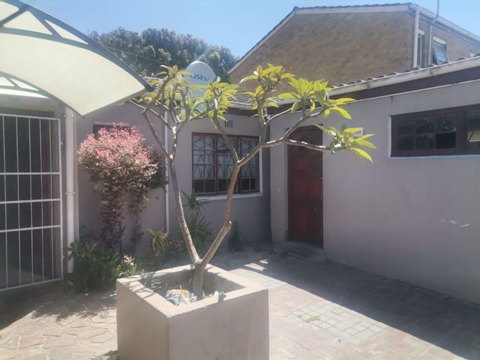 Lentegeur House For Sale: 4 bedrooms, flatlet, garage, pet-friendly, great transport access.