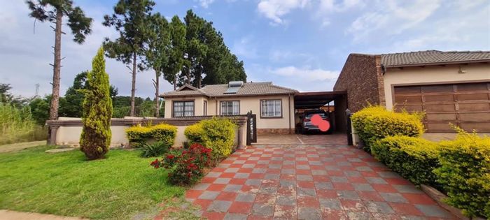 For Sale: House in Amandasig with 3 bedrooms, security features, and ample storage.
