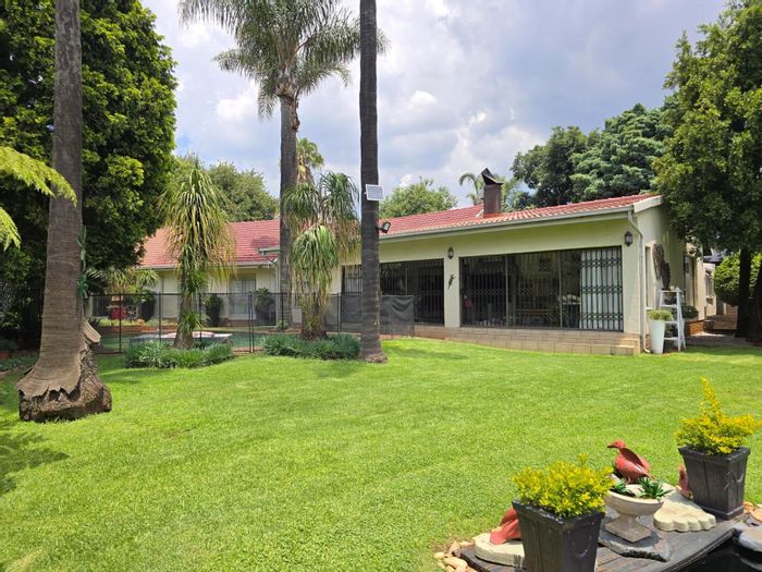 Glen Marais House For Sale: Spacious home, garden cottage, pool, and solar system.