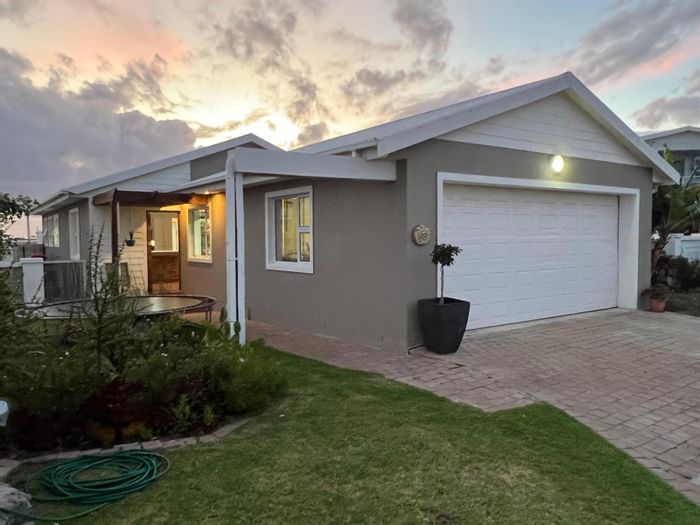 Jeffreys Bay Lifestyle Estate House For Sale: Secure living, pool, gym, and garden.