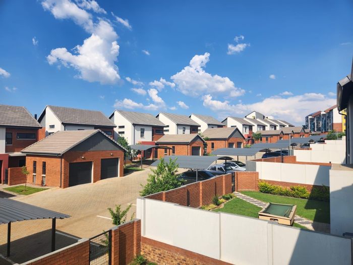 Amberfield House For Sale: 3 Bedrooms, Clubhouse, Pools, Near Schools and Shopping.