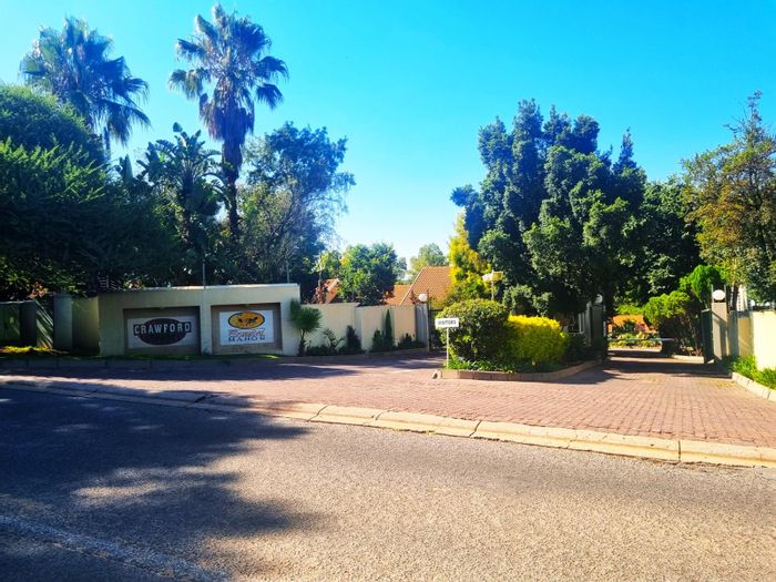 Douglasdale Townhouse For Sale: Secure complex, garden, pools, and 24-hour security.