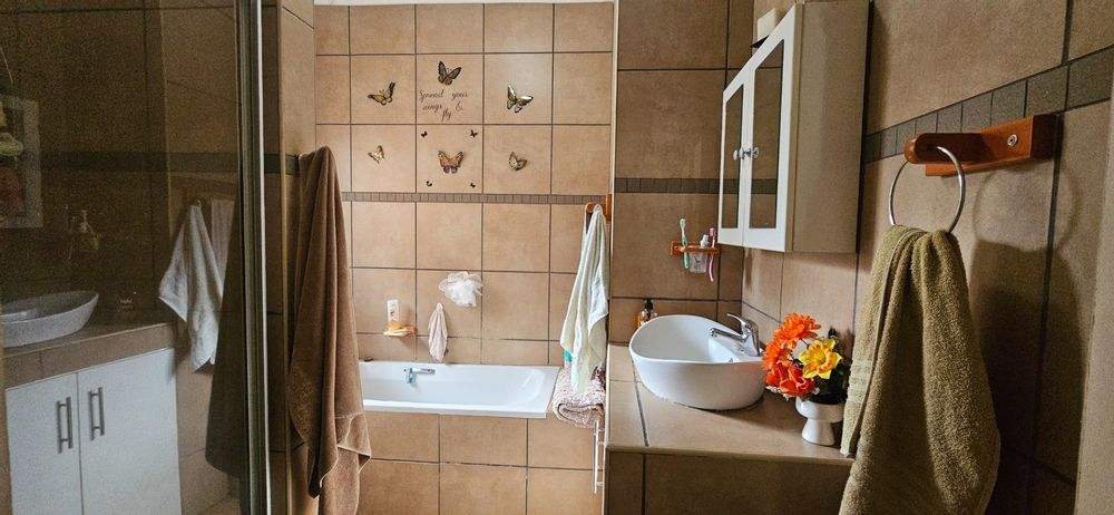 En-Suite Bathroom Main Bedroom