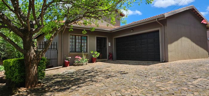 House for Sale in Komatipoort Central: 4 Bedrooms, 3 Bathrooms, Double Garage, Garden.