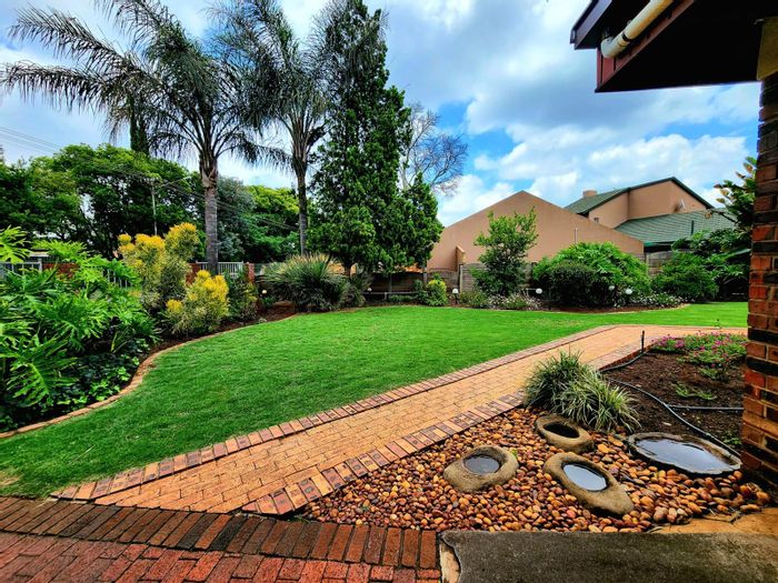 Wierda Park House For Sale: 3 beds, garden, study, secure parking, and utilities.