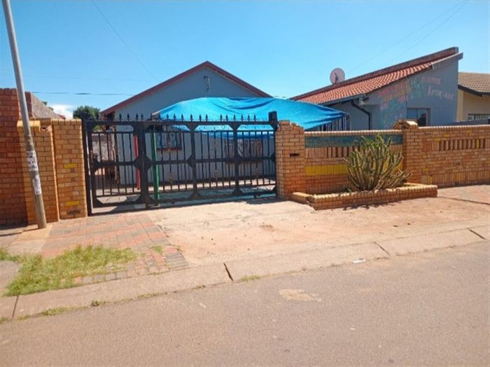For Sale: House in Protea Glen, multi-tenanted, near Boxer Complex, secured yard.