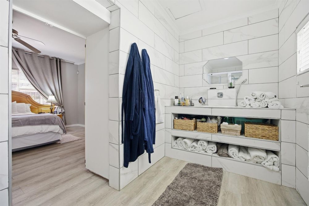 Main En-Suite