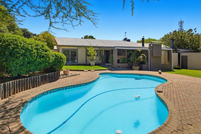 For Sale: Spacious House in Courtrai with pool, bar, and secure parking.