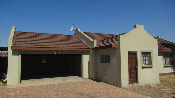 For Sale: 3-Bedroom House in Dalpark with secure parking and convenient access.