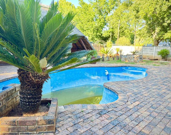 House To Rent in Sasolburg Ext 11: 3 Bedrooms, Pool, Garden, 3 Garages.