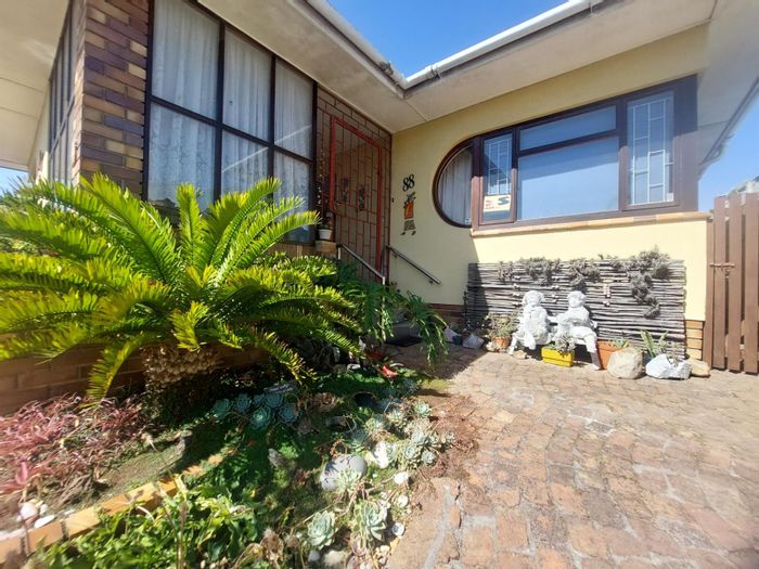 Churchill Estate House For Sale: 3 Bedrooms, Braairoom, Garden, Garage, Ample Parking.