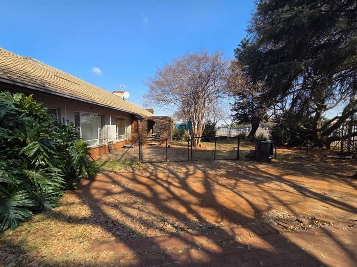 Wierda Park House For Sale: 5 Bedrooms, Flat Potential, Business Rights Available.