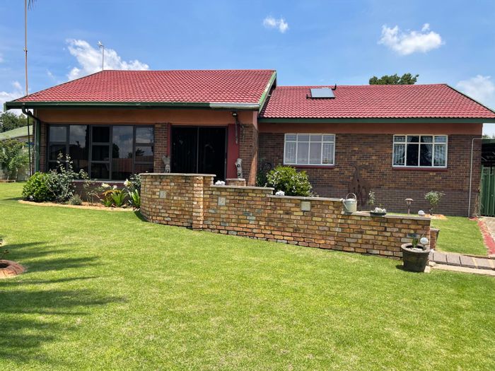 Kriel Central House For Sale: 3 Bedrooms, spacious yard, income potential, close to amenities.