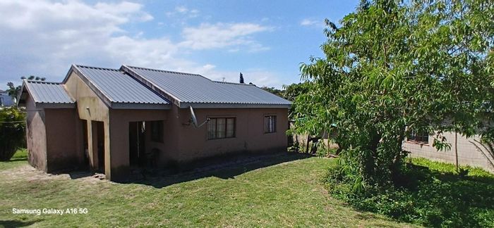 House for sale in Mzingazi with 2 bedrooms, flatlets, and fenced yard.