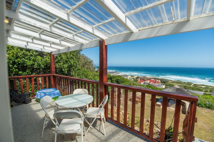 Coastal house in Blue Horizon Bay with sea views, garage, and outdoor space. For Sale.