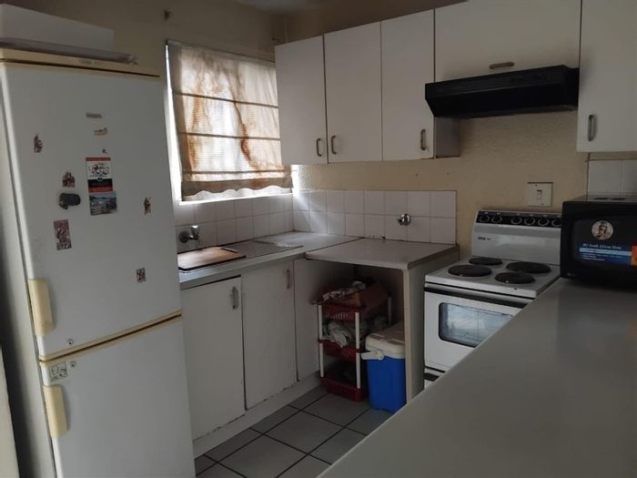 For Sale: House in Glen Marais with 3 bedrooms, security, and parking.