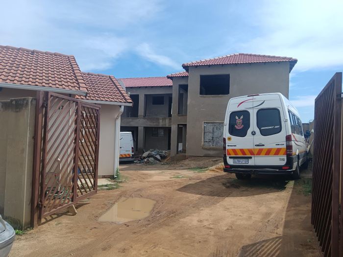 House to Rent in Cosmo City: 1 bedroom, open plan kitchen, prepaid electricity.