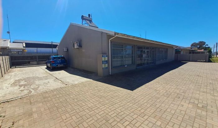 House for Sale in Humansdorp Central: Versatile space, strong security, and growth potential.