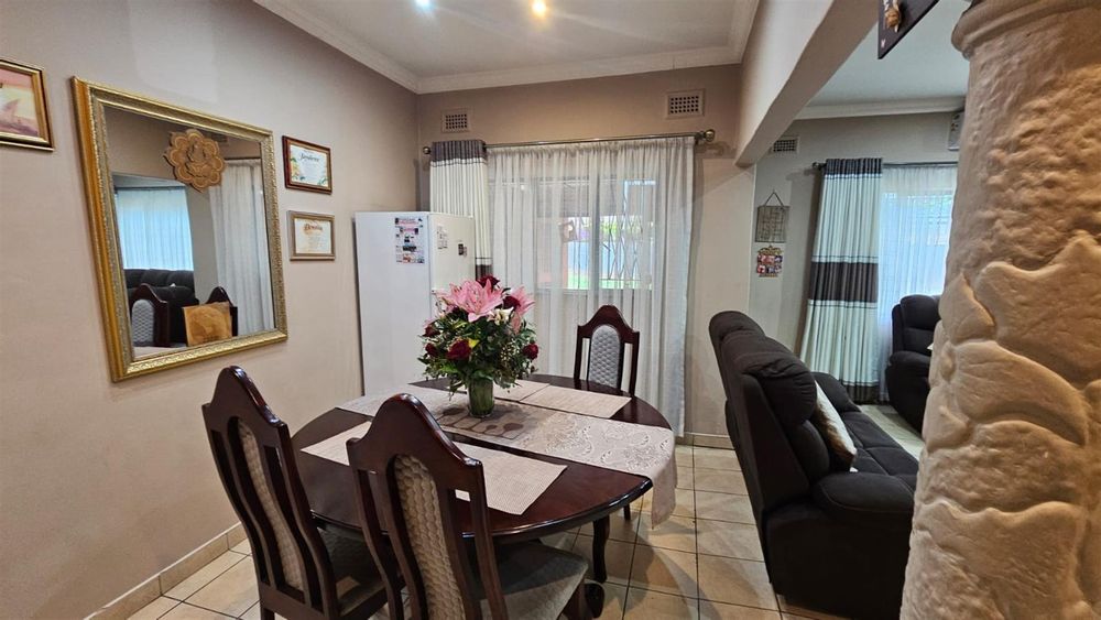 DININGROOM CUM LOUNGE