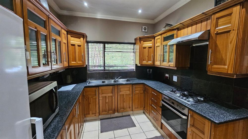 KITCHEN WITH GRANITE TOPS