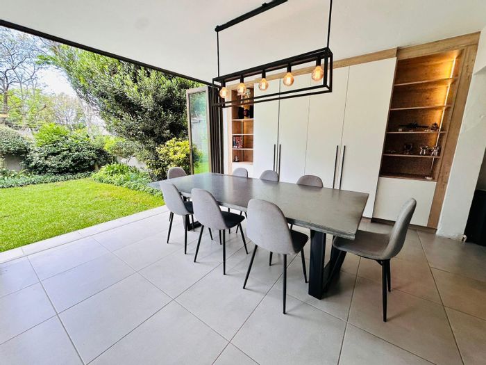 Bryanston Apartment For Sale: 2 beds, garden access, clubhouse, pool, tennis courts.