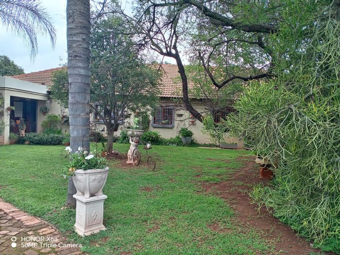 Kameeldrift East Small Holding For Sale: 4 Bedrooms, pool, garden, parking, security.