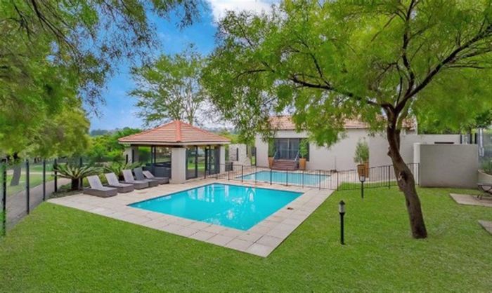 Fourways Townhouse To Rent: 3 beds, gated community, pool, pet-friendly, fiber.