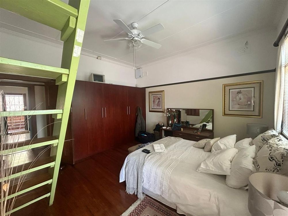 Guest bedroom with loft room