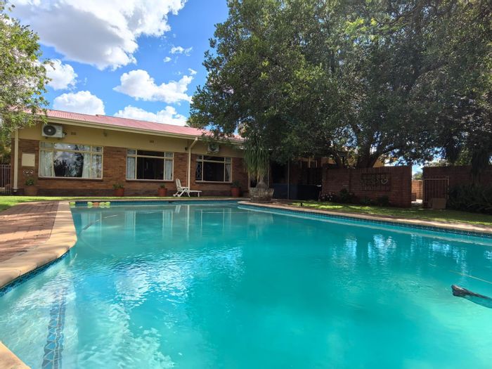 For Sale: House in Hadison Park with pool, garden, and investment potential.