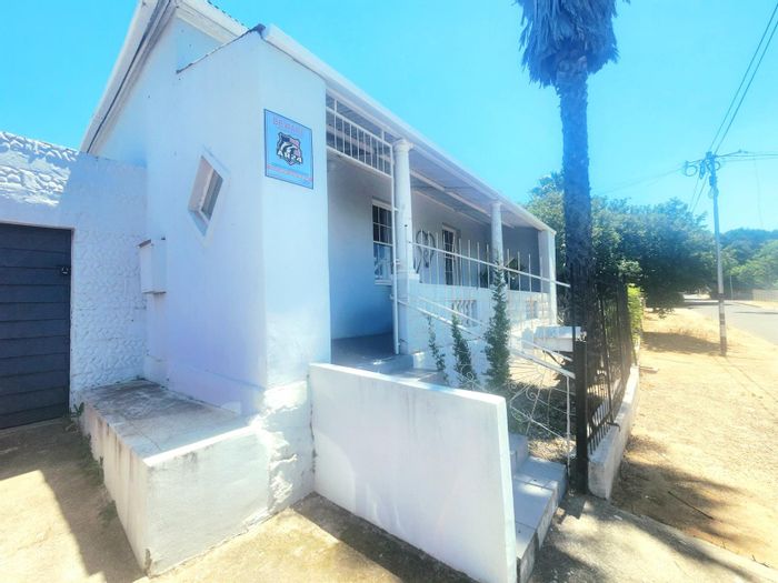 Bergzicht House For Sale: Versatile layout, garage, walk to town amenities.