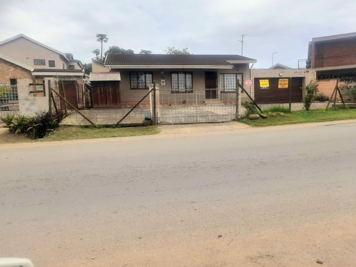 Five-bedroom house for sale in Parkgate with secure parking and spacious layout.