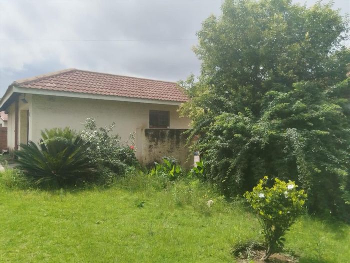 Duvha Park House For Sale: 7 bedrooms, bachelor flat, spacious yard, investment potential.