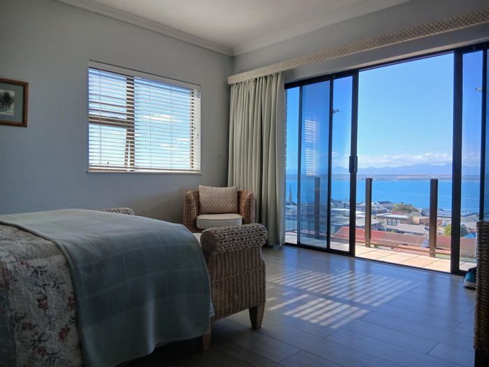 Holiday Accommodation To Rent in Mossel Bay Central: 2 en-suite bedrooms, sea views.