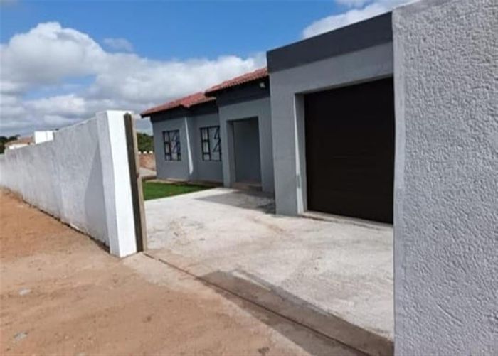 House For Sale in Flora Park: 5 bedrooms, flatlet, double garage, large yard.