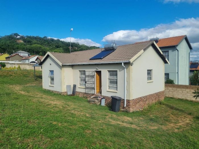 Karino House For Sale: 3 beds, secure estate, solar geyser, fiber internet.