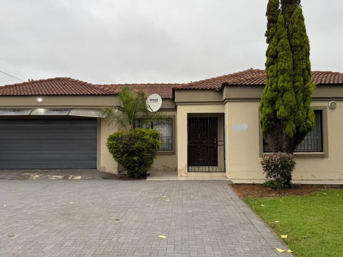 House For Sale in Cultura Park: 3 Bedrooms, Flatlet, Spacious Garden, 3 Garages.