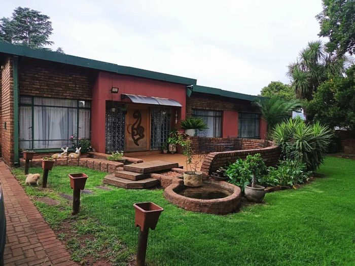 Kanonkop House For Sale: 4 Bedrooms, study, double garage, and covered patio.