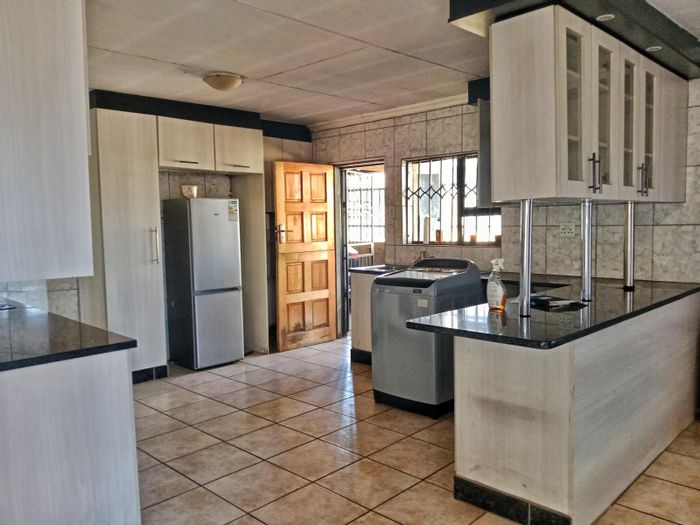 For Sale: House in Atteridgeville with 3 bedrooms, 2.5 bathrooms, and prime location.